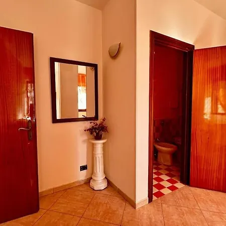 Casa Via Appia Scauri - Luminosa, Grande A 250 M Dal Mare E Dalla Stazione Ferroviaria Scauri (Lazio)
