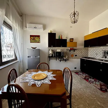 Casa Via Appia Scauri - Luminosa, Grande A 250 M Dal Mare E Dalla Stazione Ferroviaria Scauri (Lazio)