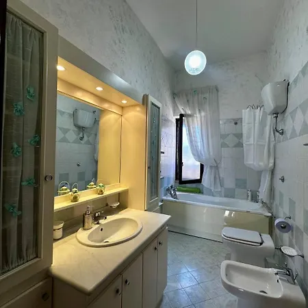 Casa Via Appia Scauri - Luminosa, Grande A 250 M Dal Mare E Dalla Stazione Ferroviaria Holiday home
