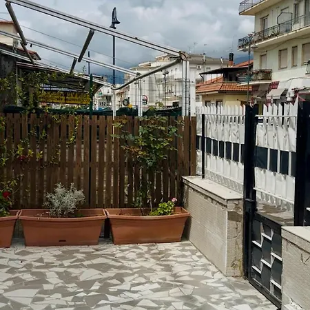 Casa Via Appia - Luminosa, Grande A 250 M Dal Mare E Dalla Stazione Ferroviaria بيت للعطل