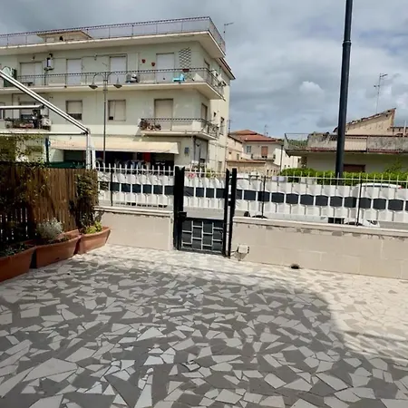 Casa Via Appia - Luminosa, Grande A 250 M Dal Mare E Dalla Stazione Ferroviaria